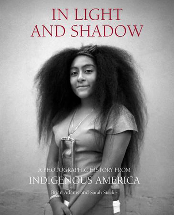 In Light and Shadow - A Photographic History from Indigenous America (ebok) av Brian Adams